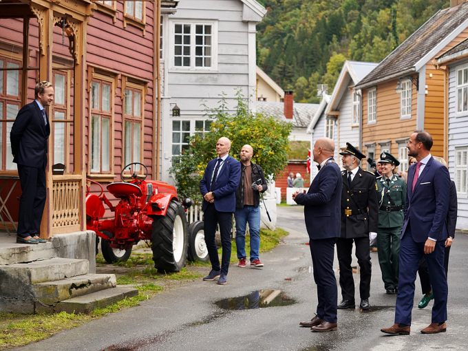 Kronprins Haakon fekk høyre om den gamle handelsstaden og om skadane brannen i 2014 førte med seg, på ein spasertur gjennom Gamlegata. Foto: Sara Svanemyr, Det kongelege hoffet